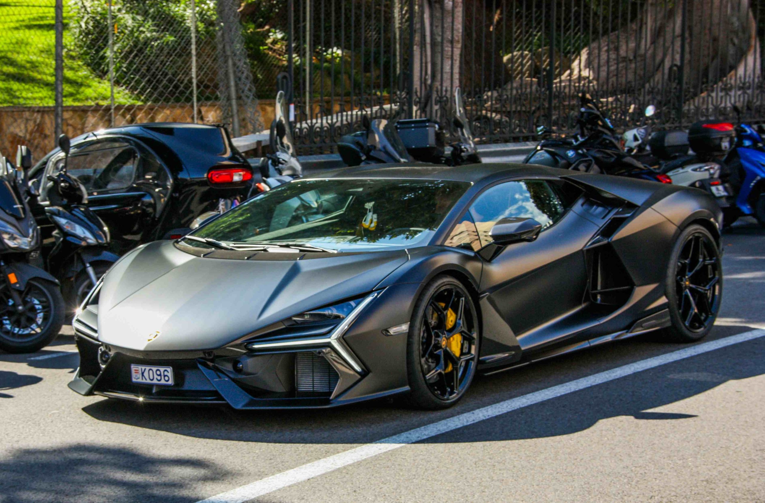 Checklist for Choosing a Reliable Luxury Car Rental Company in Dubai